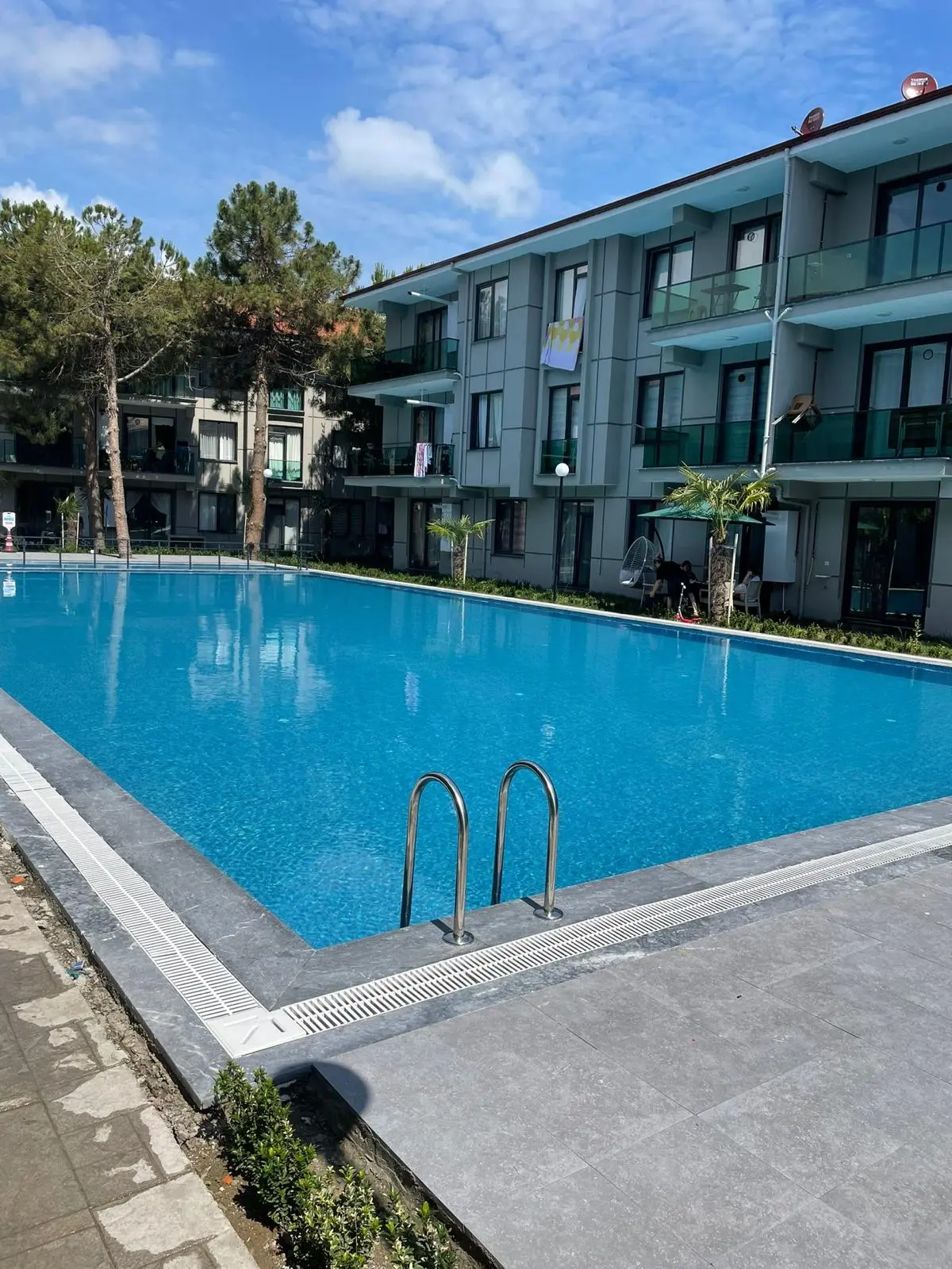Sakarya Karasu Yalı’da Havuzlu Site İçinde Cam Balkonlu 2+1 Daire