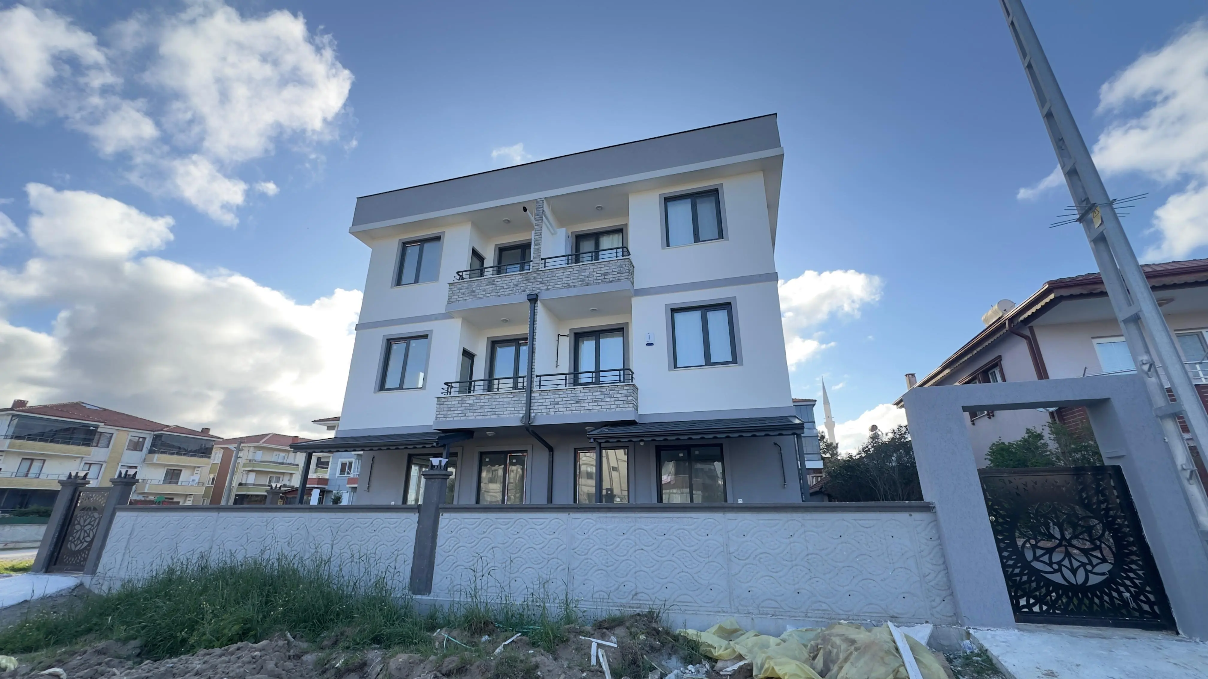 Sakarya Karasu Plaj Merkez'de Havuzlu Site İçinde ''Sıfır'' 2+1 Daire