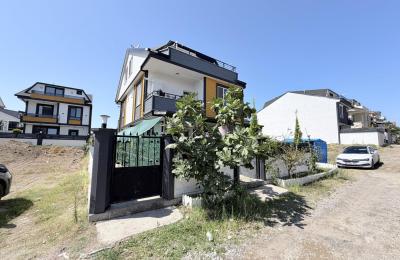 Sakarya Kocaali Alandere'de Denize 50 Metre, Kapanmaz Manzaralı Tam Eşyalı 3+1 Satılık Villa