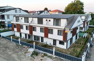 Sakarya Kocaali Yalı Mahallesi Merkez Plajda Havuzlu Sitede Acil Satılık 3+1 Triplex Villa