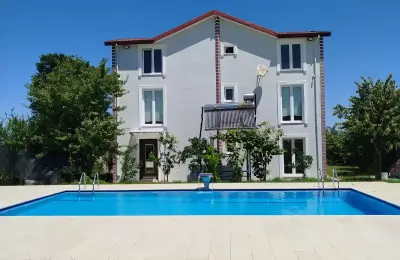 Sakarya Kocaali Kadıköy'de 5.980 m² Arsa İçinde, Havuzlu ve Fındık Bahçeli 3 Katlı Müstakil Ev