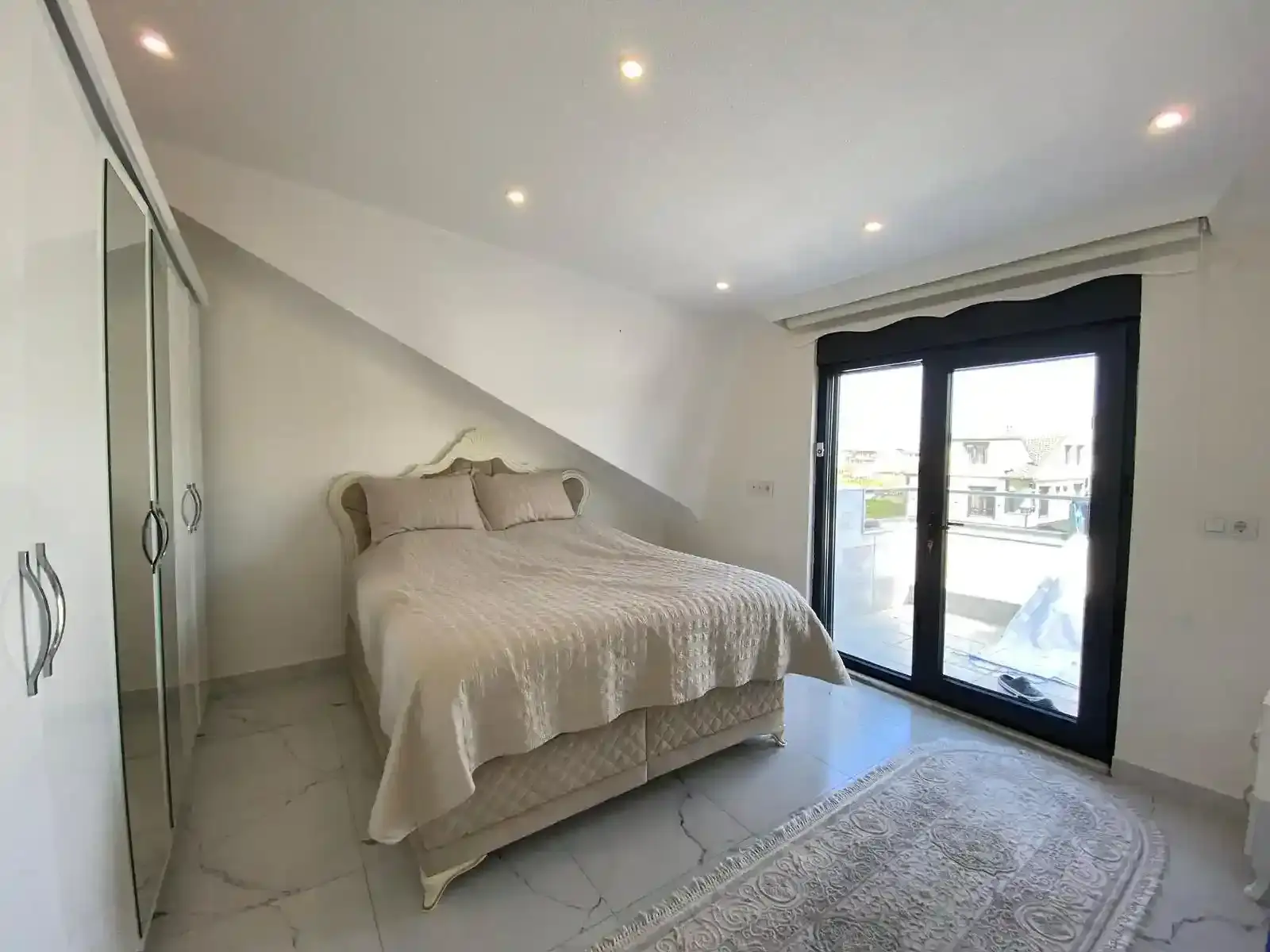 Kocaali Yalı’da Isıtmalı Havuzlu ve Yerden Isıtmalı Ultra Lüks 4+1 Villa - Görsel 29
