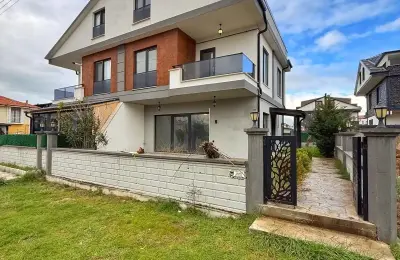 Kocaali Alandere’de Denize 180m 4+1 Ultra Geniş Bahçeli ve Yerden Isıtmalı Tripleks Villa