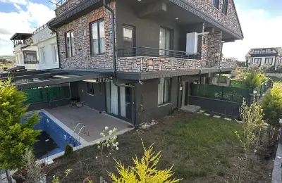 Kocaali Alandere'de Taş Kaplama 4+1 Havuzlu Villa - Kombili & Yerden Isıtmalı