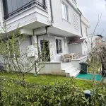 Sakarya Kocaali Yalı Mahallesi'nde Tam Eşyalı ve Geniş Bahçeli 3+1 Tripleks Villa