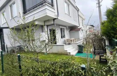 Sakarya Kocaali Yalı Mahallesi'nde Tam Eşyalı ve Geniş Bahçeli 3+1 Tripleks Villa